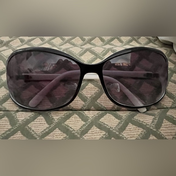 Vintage Simply Vera Wang Sunglasses - Picture 8 of 10